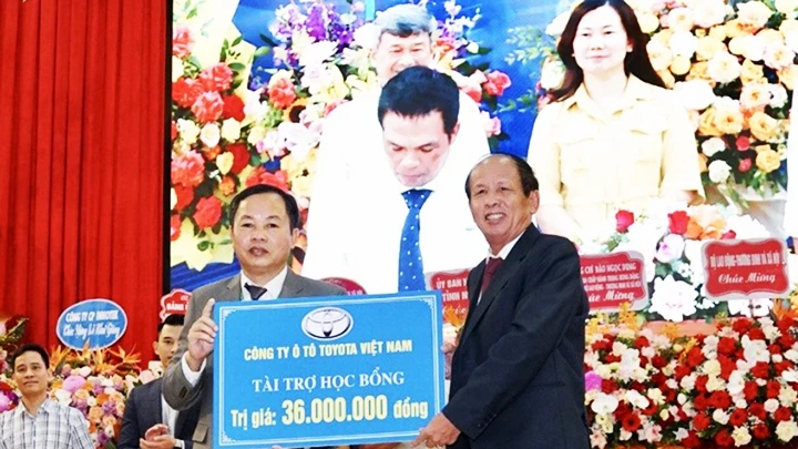 Trao tặng 200 suất học bổng cho sinh viên