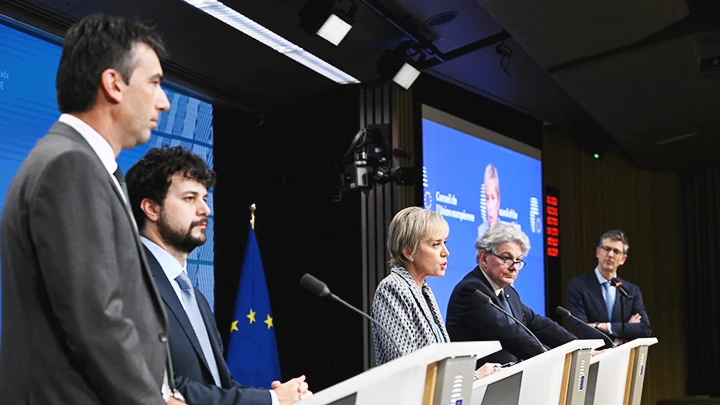 Các nhà lãnh đạo EU tại buổi họp báo sau khi đạt được thỏa thuận kiểm soát AI. Ảnh: EURONEWS