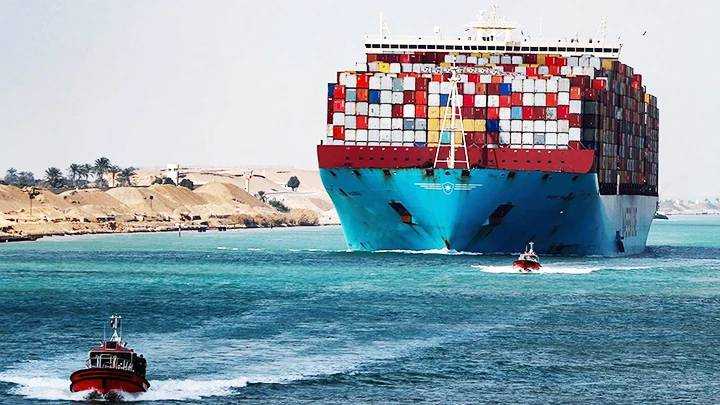 Nhiều hãng vận tải phải chuyển hướng hải trình dù tốn thêm nhiều chi phí. Ảnh: SHIPPINGWATCH