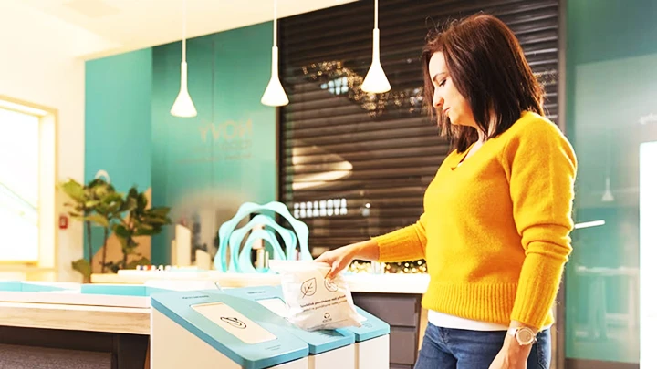 Thu gom đầu lọc thuốc lá tại một cửa hàng IQOS. Ảnh: PHILIP MORRIS INTERNATIONAL