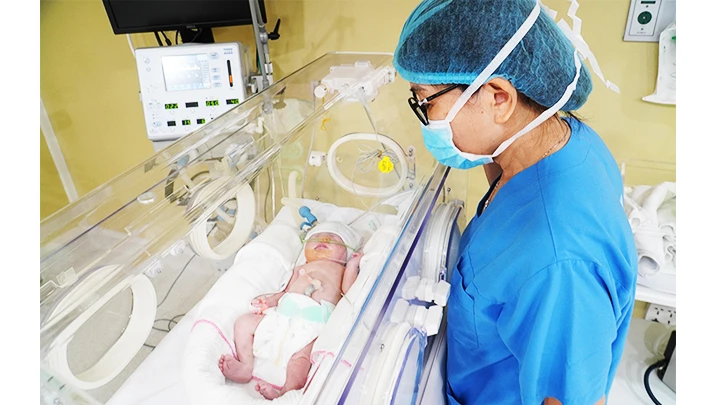 Bác sĩ Hiền Lê thăm em bé tại Khoa Sơ sinh.