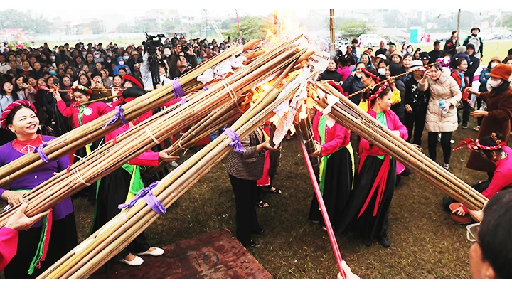 Lửa thiêng xin từ lăng Văn Sơn.