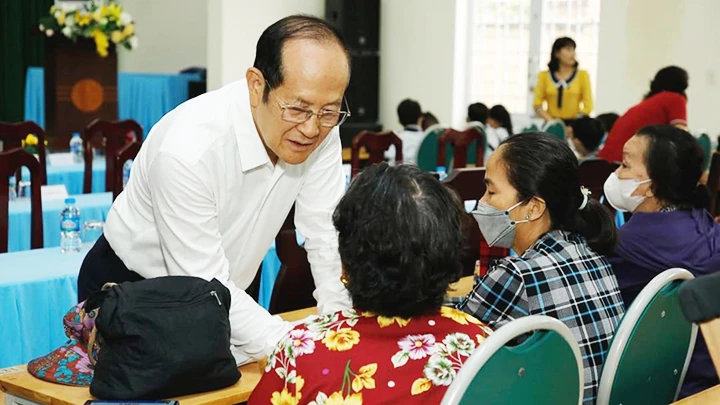 Thầy thuốc Ưu tú Trần Tựu thăm hỏi bà con gia đình thương binh, liệt sĩ ở Củ Chi.