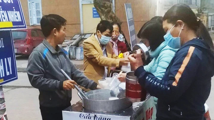 Nồi cháo của ông Tuấn đến với người bệnh khó khăn tại Bệnh viện đa khoa Sơn Tây.