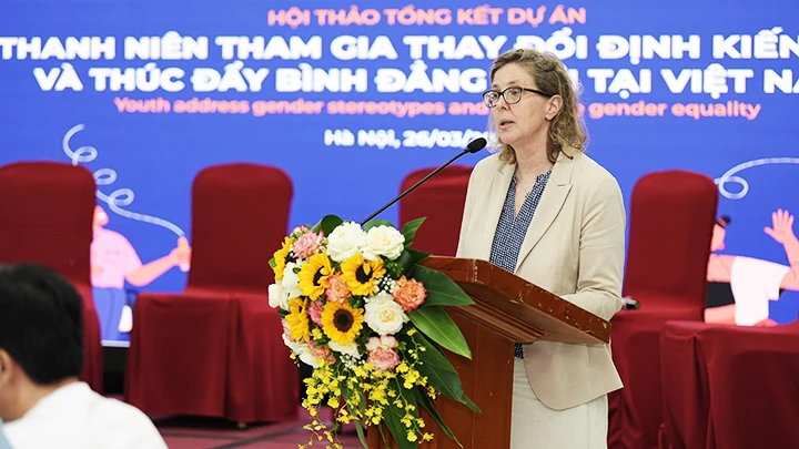Bà Kristina Buende phát biểu ý kiến tại hội thảo.