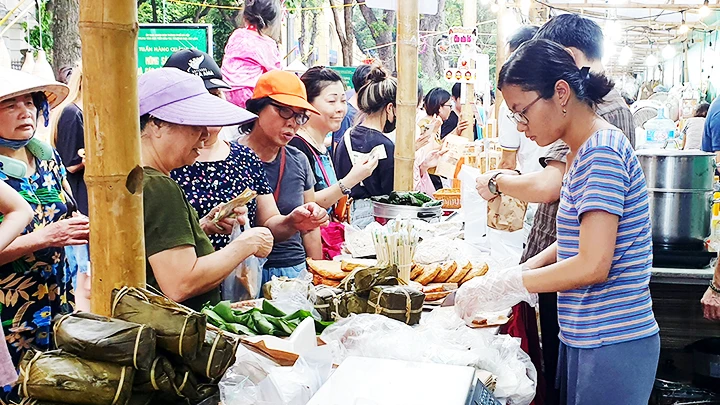 Các hoạt động xúc tiến thương mại nhằm kích cầu tiêu dùng trong nước. Ảnh: NGUYỆT ANH