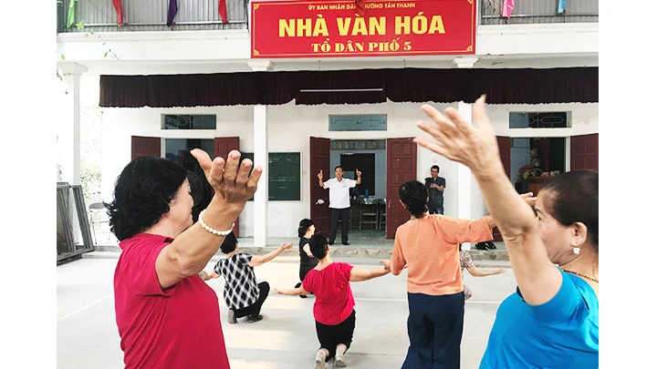 Các thành viên câu lạc bộ tập luyện cho hội diễn văn nghệ.