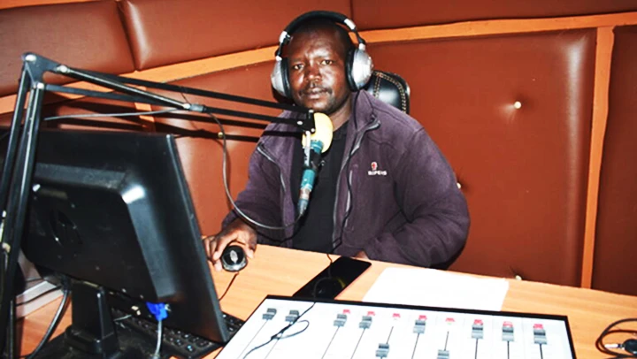 Stephen Lele tại trạm phát sóng Sogoot. Ảnh: MINORITY AFRICA
