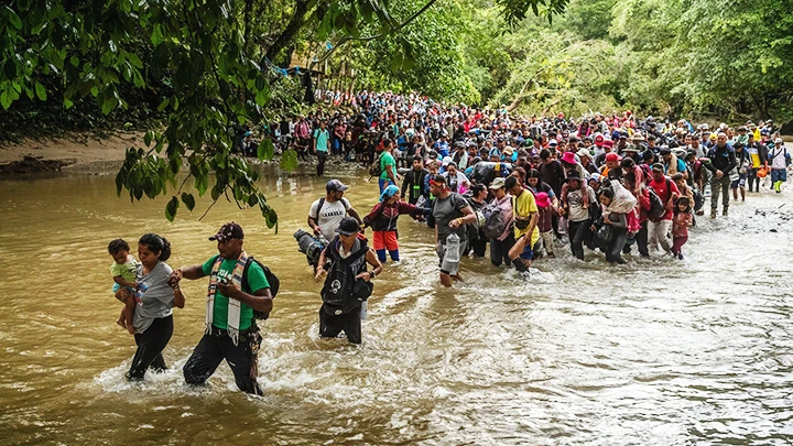 Người di cư bất chấp nguy hiểm băng rừng Darien Gap để tới Mỹ. Ảnh: CNN