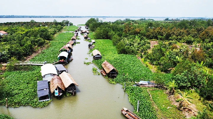 Chợ nổi Tân Phong, huyện Cai Lậy (Tiền Giang).