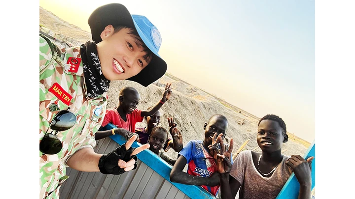Trung úy Nguyễn Sỹ Công với trẻ em Nam Sudan.
