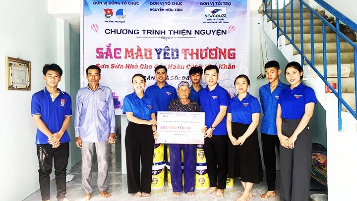 Bàn giao công trình sơn sửa nhà cho hộ nghèo.