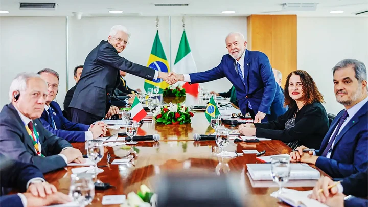 Tổng thống Brazil Lula da Silva (phải) bắt tay người đồng cấp Italy Sergio Mattarella. Ảnh: PR