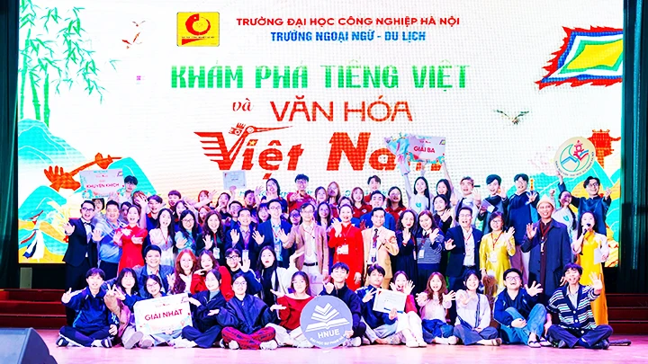 Thi tài cùng tiếng Việt