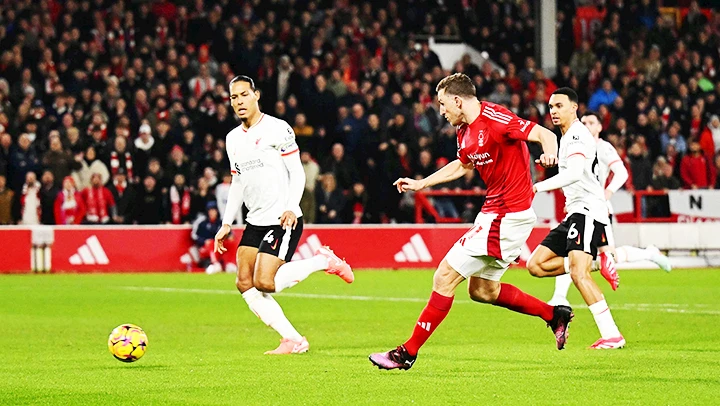 Forest (áo sẫm) vừa có trận hòa 1-1 với đội đầu bảng Liverpool.