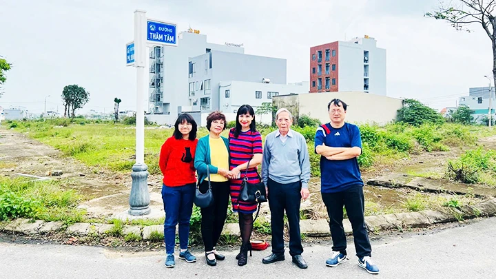 Gia đình ông Nguyễn Tuấn Khoa - con trai của nhà thơ Thâm Tâm tại đường Thâm Tâm. Ảnh: GIA ĐÌNH CUNG CẤP