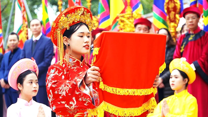 Chủ tế Vũ Thị Ngọc Huyền đọc chúc.