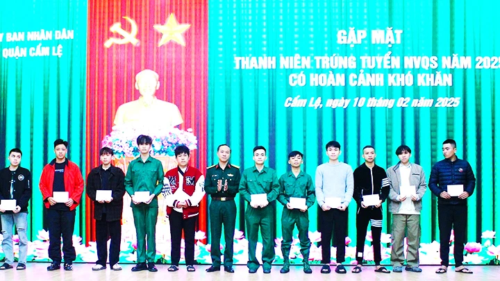Quận Cẩm Lệ gặp mặt tặng quà cho thanh niên trước khi lên đường.