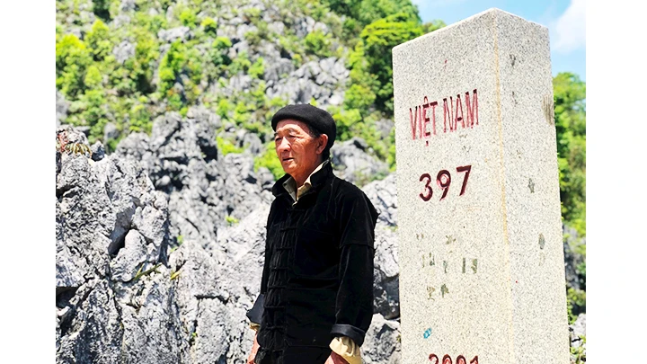 Ông Vù Chừ Lùng (thôn Lao Xa, xã Sủng Là, huyện Đồng Văn, Hà Giang) bên cột mốc biên giới gần nhà.