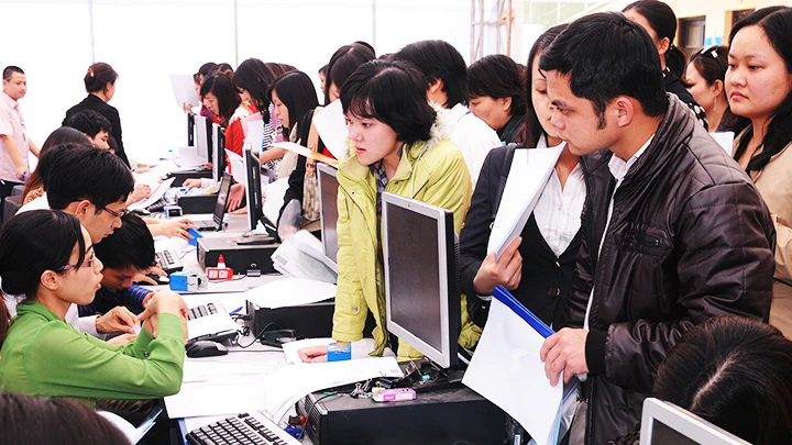Người dân kê khai nộp thuế thu nhập tại Cục Thuế Hà Nội. Ảnh: HẢI NAM