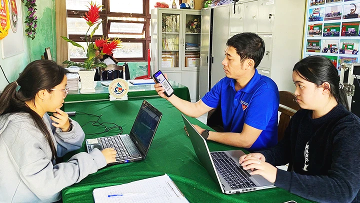 Hỗ trợ đoàn viên là học sinh cập nhật thông tin để đồng bộ Sổ đoàn viên, Thẻ đoàn viên điện tử.