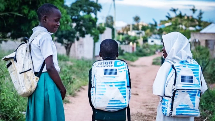 Trẻ em Tazania đeo ba-lô Soma Bags tới trường. Ảnh: CNN