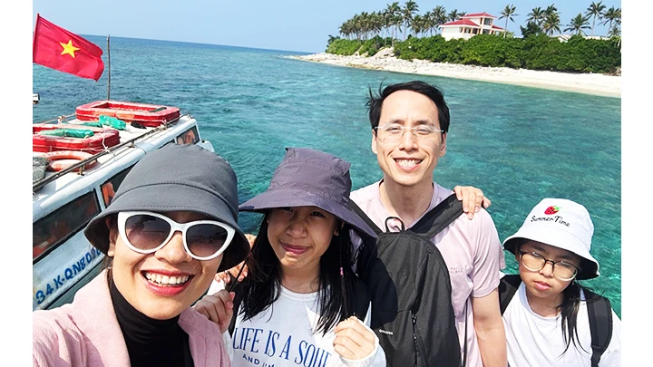 Nụ cười du khách đến thăm đảo Lý Sơn.