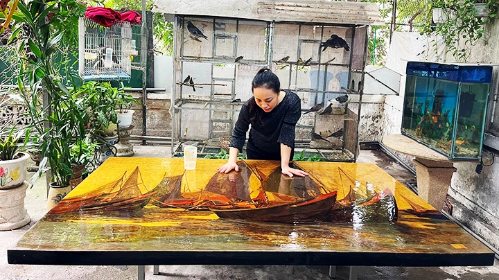Họa sĩ đang hoàn thành một bức tranh khổ lớn.