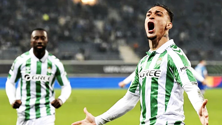 Antony (phải) đang tìm lại niềm vui chơi bóng khi được cho mượn đến Real Betis.
