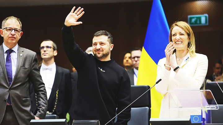 Tổng thống Ukraine V.Zelenski (giữa) tại cuộc họp Hội đồng châu Âu. Ảnh: AP