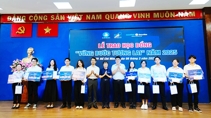 Trao học bổng “Vững bước tương lai” năm 2025