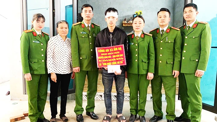 Công an xã Ấm Hạ trong buổi nhận con nuôi và trao quà cho Nguyễn Xuân Hiếu tại nhà của em.