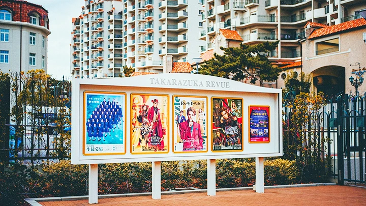 Poster giới thiệu các vở diễn tại nhà hát Takarazuka. 