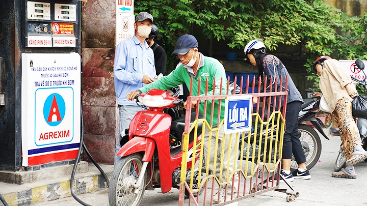 Xăng dầu là một mặt hàng được đề nghị giảm thuế VAT. Ảnh: NGUYỆT ANH