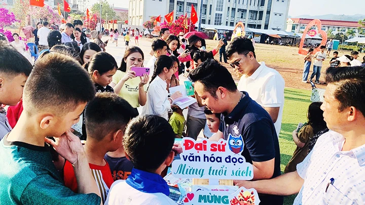 Anh Tuấn trao tặng sách cho học sinh ở vùng nông thôn Quảng Trị suốt 10 năm qua.