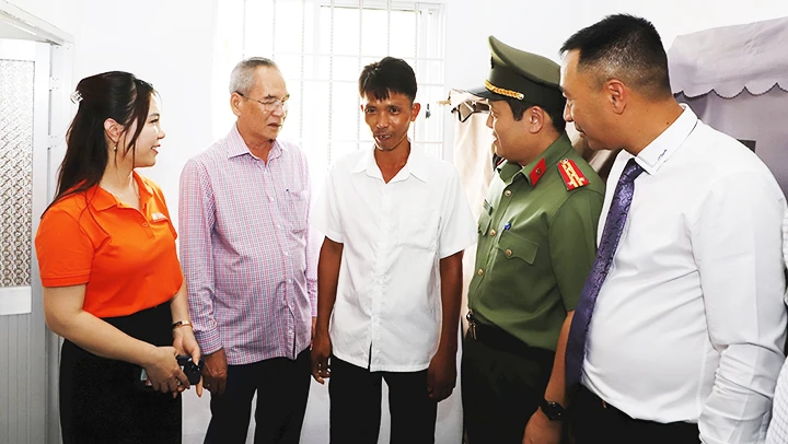 Lãnh đạo Bộ Công an, lãnh đạo tỉnh Bạc Liêu cùng đại diện Tập đoàn T&T Group và Ngân hàng SHB thăm hỏi, trao nhà cho hộ gia đình anh Nguyễn Văn Bi.