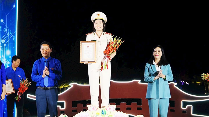 Thượng úy Nguyễn Thị Ánh Nguyệt trong lễ tuyên dương đảng viên trẻ tiêu biểu của tỉnh Quảng Nam.