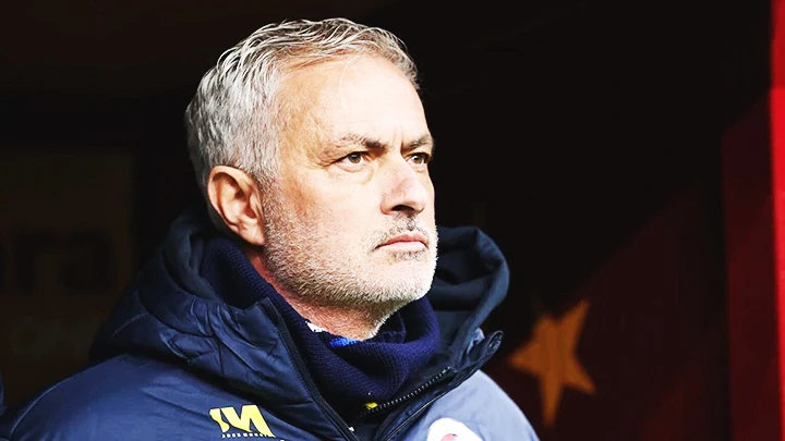 Mourinho lại... bị phạt