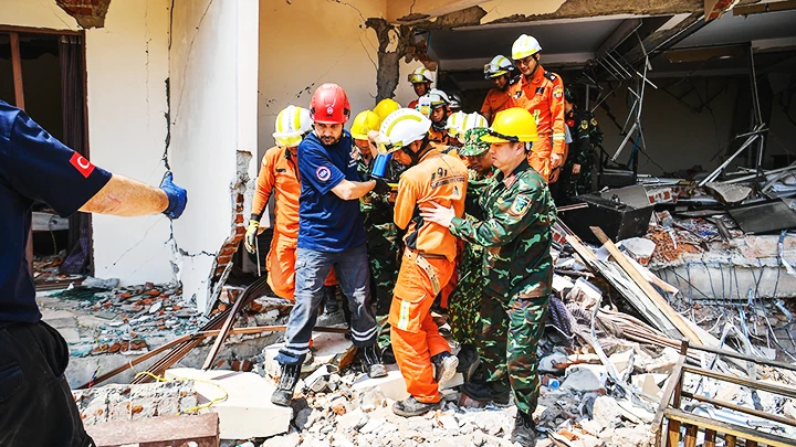 Các chiến sĩ công binh Việt Nam cùng lực lượng cứu hộ quốc tế nỗ lực tìm kiếm nạn nhân vụ động đất. Ảnh: THÀNH ĐẠT