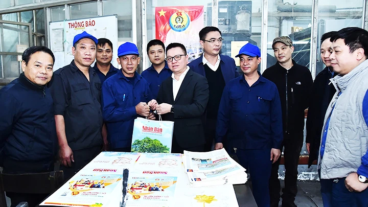 Lãnh đạo Báo Nhân Dân tặng quà người lao động trước thềm xuân 2023. 