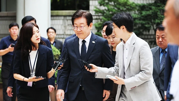 Chủ tịch đảng Dân chủ (DP) Lee Jae Myung đang dẫn đầu cuộc đua vào Nhà xanh. Ảnh: YONHAP