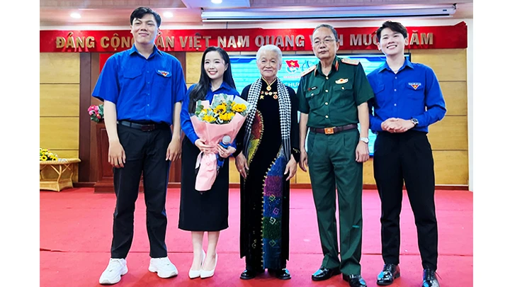 Họa sĩ Đặng Ái Việt trong một chương trình giao lưu tại Thành phố Hồ Chí Minh.