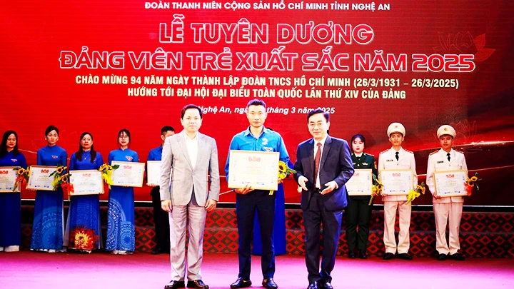 Anh Thắng (đứng giữa) tại lễ tuyên dương Đảng viên trẻ xuất sắc năm 2025 của tỉnh Nghệ An.