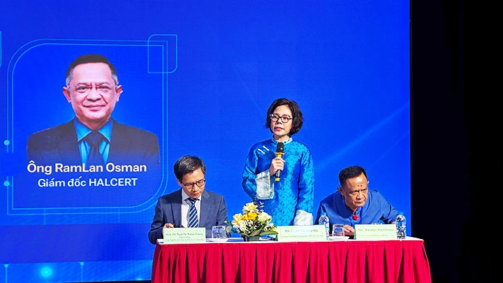 Hiệu trưởng HCCT phát biểu ý kiến tại hội thảo.