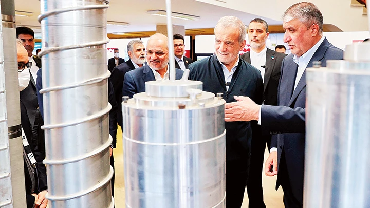 Tổng thống Iran Masoud Pezeshkian (giữa) tham dự một triển lãm hạt nhân tại Thủ đô Tehran. Ảnh: REUTERS