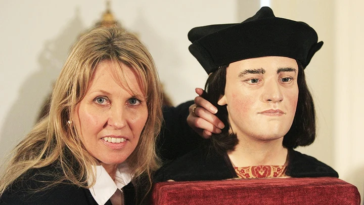 Bà Philippa Langley bên bức tượng Vua Richard III. Ảnh: THE TIMES