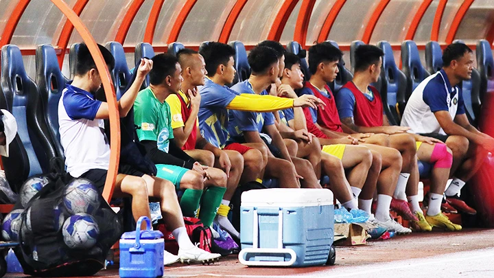 Nhiều cầu thủ trẻ tại V.League đã quen với ghế dự bị hơn là được thi đấu tại các trận chính thức. Ảnh: LÊ MINH