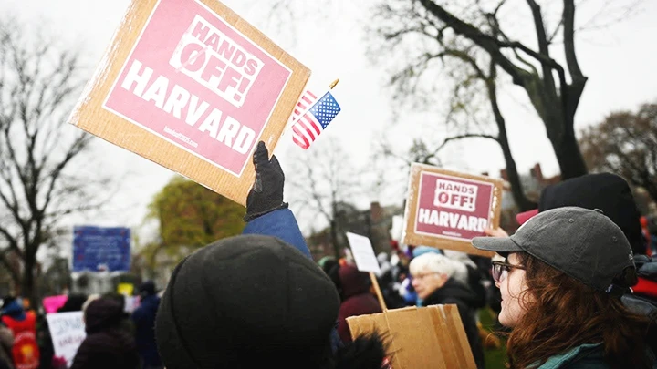 Nhiều người phản đối giới chức Mỹ can thiệp vào Harvard. Ảnh: REUTERS