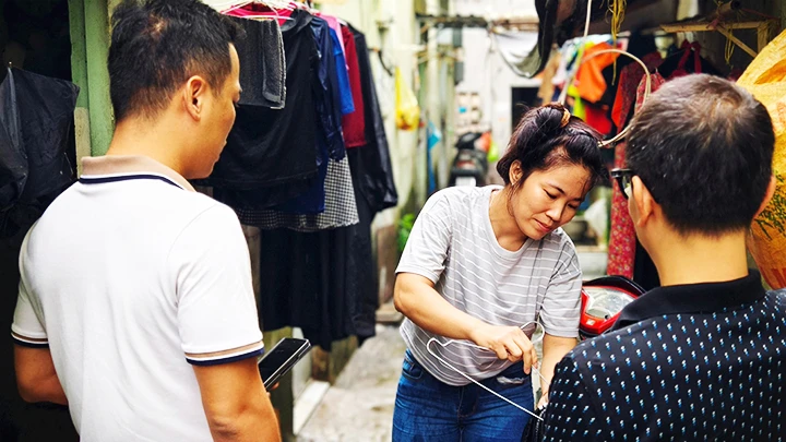 Phóng viên Thời Nay trò chuyện với công nhân ở khu trọ thuộc phường Tân Tạo, quận Bình Tân (Thành phố Hồ Chí Minh).