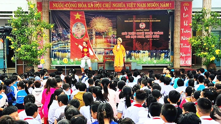 Học sinh xem các nghệ sĩ Nhà hát Nguyễn Hiển Dĩnh biểu diễn trích đoạn tuồng.